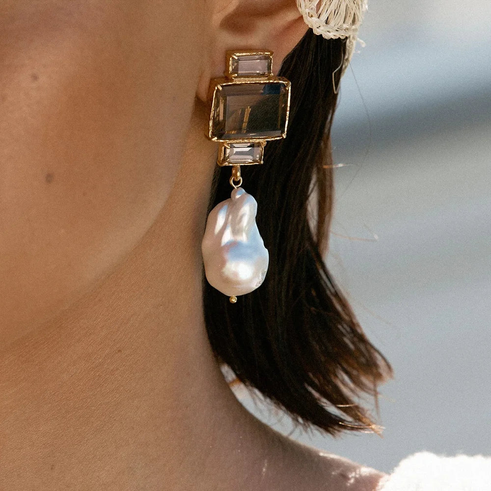 Lost Lady Bambina Earrings Fashion Zircon Studded Pearl Ladies EarringSPECIFICATIONSBrand Name: Lost ladyMaterial: MetalMetals Type: Zinc alloyOrigin: Mainland ChinaCN: ZhejiangModel Number: CH2043Item Type: EarringsStyle: ClassicEarriJewelry CirclesJewelry CirclesLost Lady Bambina Earrings Fashion Zircon Studded Pearl Ladies Earrings Jewelry Wholesale Direct Sales