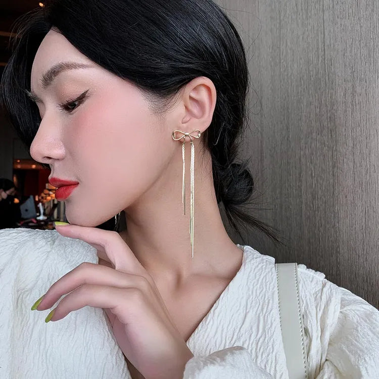 Classic Metal Bow Gold Colour Tassel Drop Earrings For Woman 2023 New SPECIFICATIONSBrand Name: TaoyaMaterial: MetalMetals Type: Copper AlloyOrigin: Mainland ChinaCN: ZhejiangItem Type: EarringsStyle: ClassicEarring Type: Drop EarringsJewelry CirclesJewelry CirclesClassic Metal Bow Gold Colour Tassel Drop Earrings