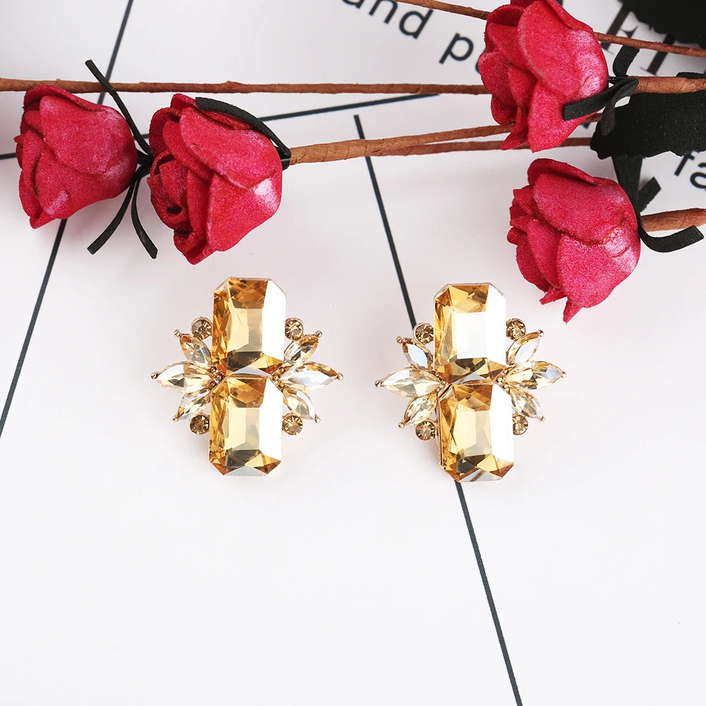 VEYO Geometric Crystal Stud Earrings For Women Elegant Jewelry WholesaSPECIFICATIONSBrand Name: VEYOMaterial: CRYSTALMetals Type: Zinc alloyModel Number: FLE1603-169Item Type: EarringsStyle: TRENDYBack Finding: Push-backEarring Type: SJewelry CirclesJewelry CirclesWomen Elegant Jewelry Wholesale Brincos Pendientes Mujer 2018