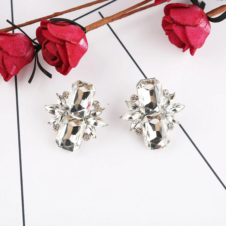 VEYO Geometric Crystal Stud Earrings For Women Elegant Jewelry WholesaSPECIFICATIONSBrand Name: VEYOMaterial: CRYSTALMetals Type: Zinc alloyModel Number: FLE1603-169Item Type: EarringsStyle: TRENDYBack Finding: Push-backEarring Type: SJewelry CirclesJewelry CirclesWomen Elegant Jewelry Wholesale Brincos Pendientes Mujer 2018